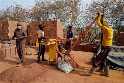 mudding gun Senegal|Senegal architects revive old techniques with earth over concrete.